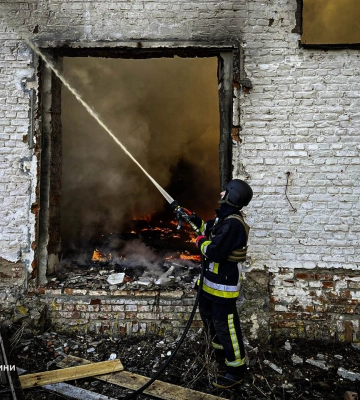 У Ворожбі співробітники ДСНС ліквідували наслідки ворожого удару (відео)