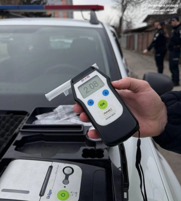 П&#039;яний водій наїхав у Рівному «Фордом» на припаркований «Опель»