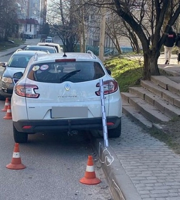 У Тернополі водійка збила на тротуарі жінку з двома дітьми
