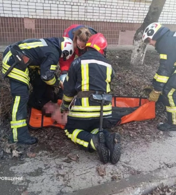 На Дніпропетровщині надзвичайники винесли чоловіка з палаючої квартири