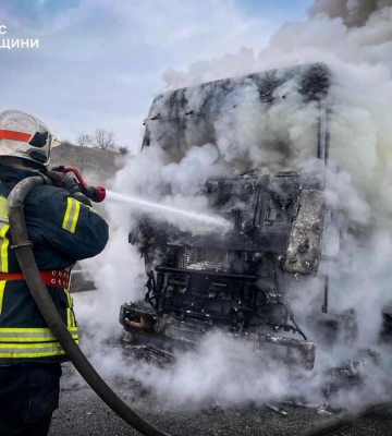 На трасі Київ-Одеса гасили палаючу вантажівку