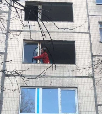 На вул. Науковій замінюють у будинках вікна, які були вибиті внаслідок ракетної атаки