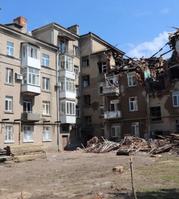 У Сумах вирішили демонтувати пошкоджений “шахедом” під’їзд на Петропавлівській