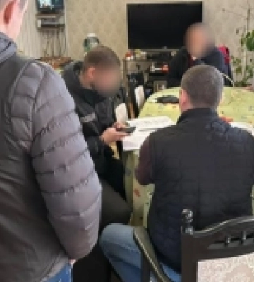 Хабарі за розміщення реклами без дозволів: в Одесі підозри отримала група посадовців міської ради