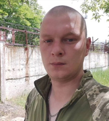 Глухівчанка просить присвоїти звання Героя України полеглому на війні чоловіку