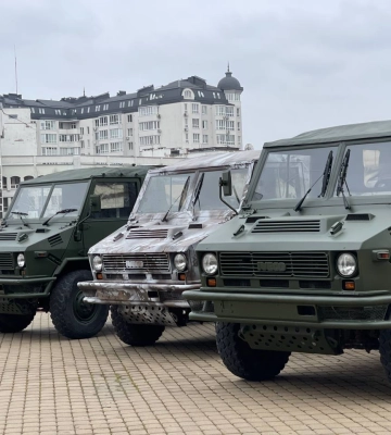 У Луцьку військовим передали всюдиходи Iveco 