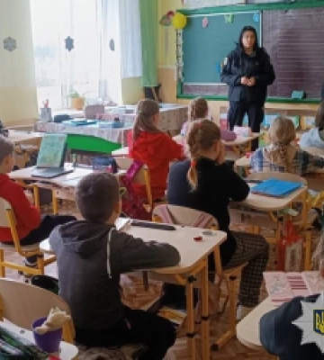 На Львівщині поліцейські розповідали школярам, як не цькувати однокласників