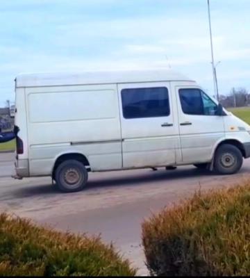 Патрульні у Сарнах штовхали буса, який заглох на кільці