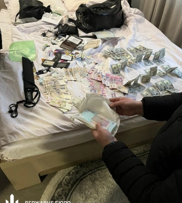За хабарі знімав арешти з майна боржників: на Вінниччині затримали працівника виконавчої служби