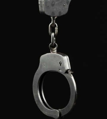 Домашній арешт за 36 згортків: коломиянина підозрюють у наркоторгівлі