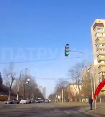 В Киеве водитель хотел объехать пробку по трамвайным путям и был наказан: видео