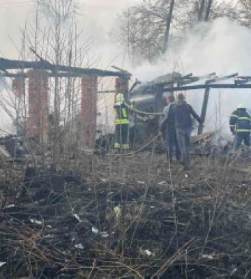 На Львівщині вогонь знищив господарську будівлю, всередині якої були солома та дрова