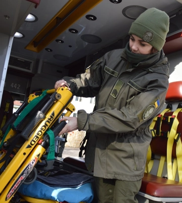 Транспортуватиме поранених бійців: рівненські медики передали нацгвардійцям карету швидкої