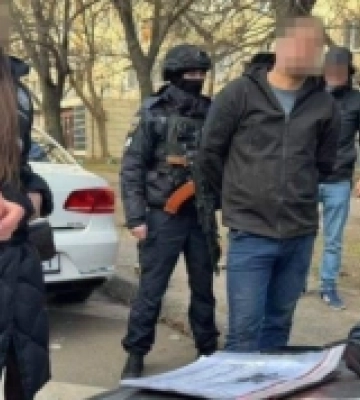 Збирав «данину» зі стихійних торговців: посадовця однієї з комунальних установ Одеської міськради викрили на корупції