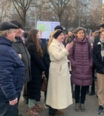 Рівняни відстоюють сквер, де вирішили зробити стоянку для дизельних маршруток