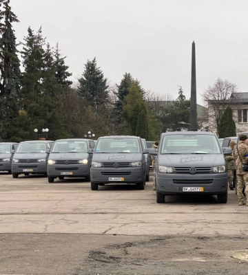 У Луцьку військовим передали всюдиходи Iveco 