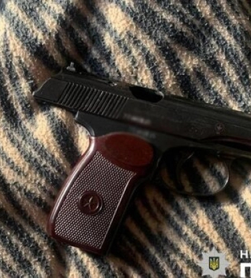 У Києві чоловік влаштував стрілянину на балконі багатоповерхівки, - поліція. ФОТОрепортаж