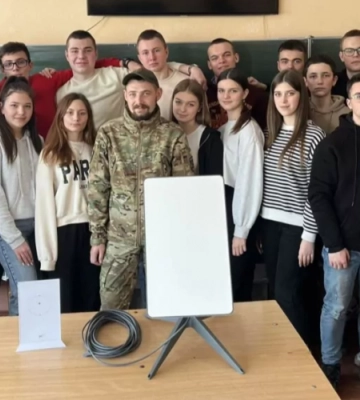 Випускники ліцею на Волині передали військовим Starlink