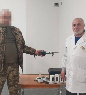 Працівники лікарні на Тернопільщині передали допомогу для ЗСУ майже на мільйон гривень