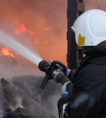 На Миколаївщині гасять пожежу після прильоту ракети