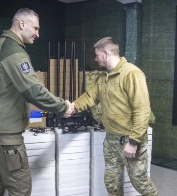 Захисники на Донбасі отримали дрони, системи РЕБ та авто від київського мера