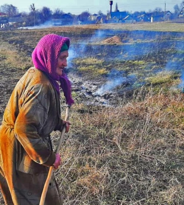 На Київщині рятувальникам довелося відганяти палійку трави брандспойтом (ВІДЕО)