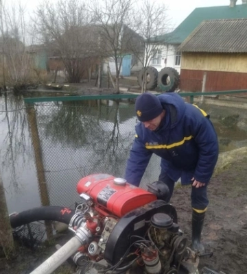 Затопило: у Голобах з присадибної ділянки відкачали 250 м кубічних води