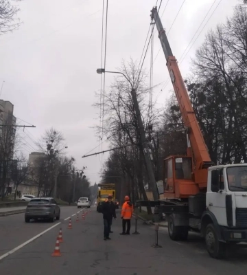 Комунальники розповіли, як ліквідовували наслідки нічної ДТП, що сколихнула Рівне