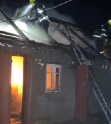 У Корці горіла господарська будівля