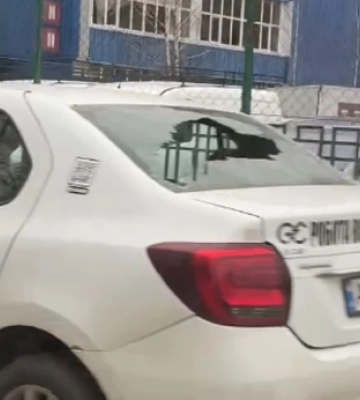 У Луцьку невідомі потрощили скло в автомобілях служби таксі Bolt (відео)