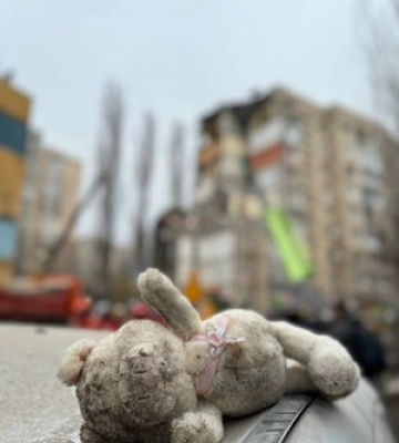 В Одесі з-під завалів дістали тіло загиблої дитини 3-5 років. Пошукові роботи продовжуються