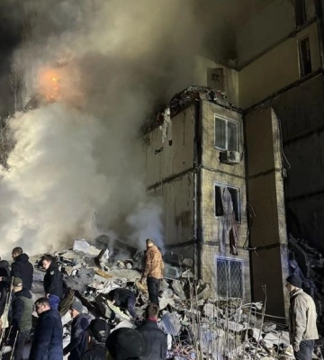 З-під завалів пошкодженої дроном багатоповерхівки в Одесі вибрався п&#039;яничка без жодної подряпини (відео)