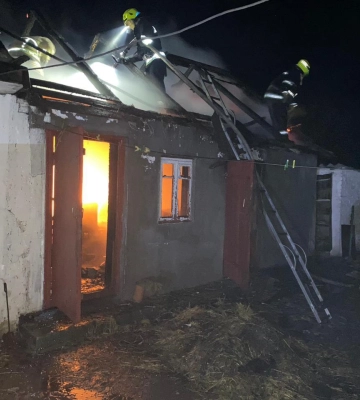 У Корці горіла господарська будівля