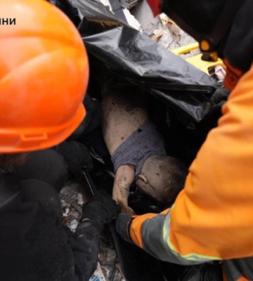 Жахливі фото: з-під завалів будинку в Одесі дістали загибле немовля