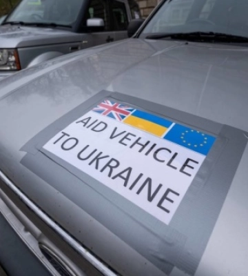 Британські фермери передали українським військовим 27 пікапів із гуманітарною допомогою