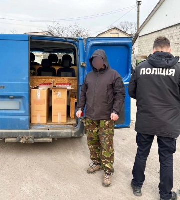 На Сарненщині зупинили бус із контрафактними цигарками