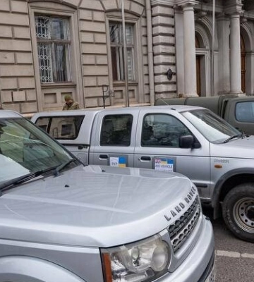 Британці привезли до Львова пікапи для армії