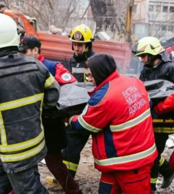 Атака рф по дому в Одессе: из-под завалов достали еще одно тело