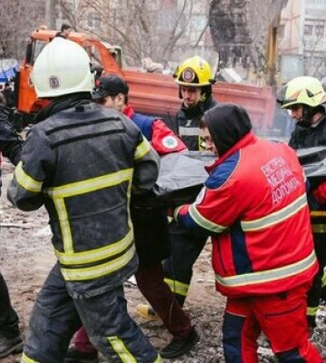 Кількість загиблих унаслідок російської атаки на Одесу зросла до 7 осіб: з-під завалів дістали тіла жінки із тримісячною дитиною. ФОТОрепортаж (оновлено)