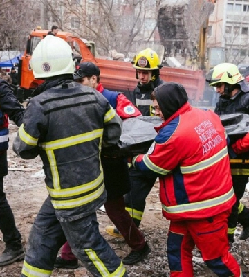 Під руїнами багатоповерхівки в Одесі знайдено тіла мами та тримісячної дитини