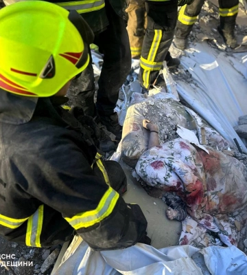 Жахливі фото: з-під завалів будинку в Одесі дістали загибле немовля