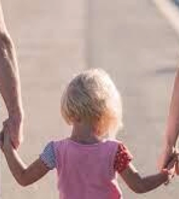 Родини, які усиновили дітей, можуть отримати грошову допомогу