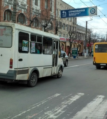 Маршрутник-лихач у Кропивницькому отримав постанову від патрульних (відео)