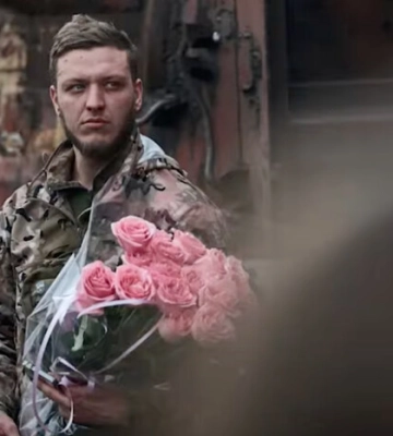 Військовий залишив квіти на вокзалі: чим закінчилась історія, яка зачепила українців