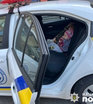 У Києві поліцейські помістили до лікарні 4-річного хлопчика та його 2-річну сестру, яких самотніх виявили на вулиці