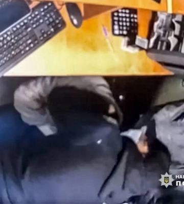 Погрожував пістолетом та побив касира: у Києві пограбували обмінник (ФОТО)