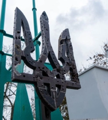Тризуб з меморіалу Небесній Сотні та загиблим в АТО/ООС у Херсоні перемістили з міркувань безпеки