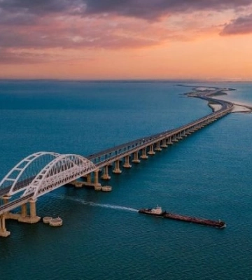 Движение по Крымскому мосту перекрыли на фоне сообщений о взрывах