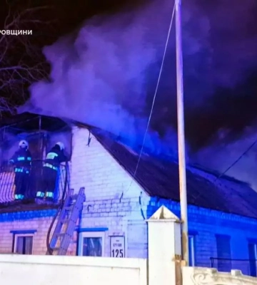 У Дніпрі на вулиці Береговій понад годину гасили палаючий двоповерховий будинок