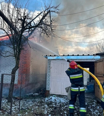 На Охтирщині рятувальники приборкали масштабне загоряння дачного будинку (відео)